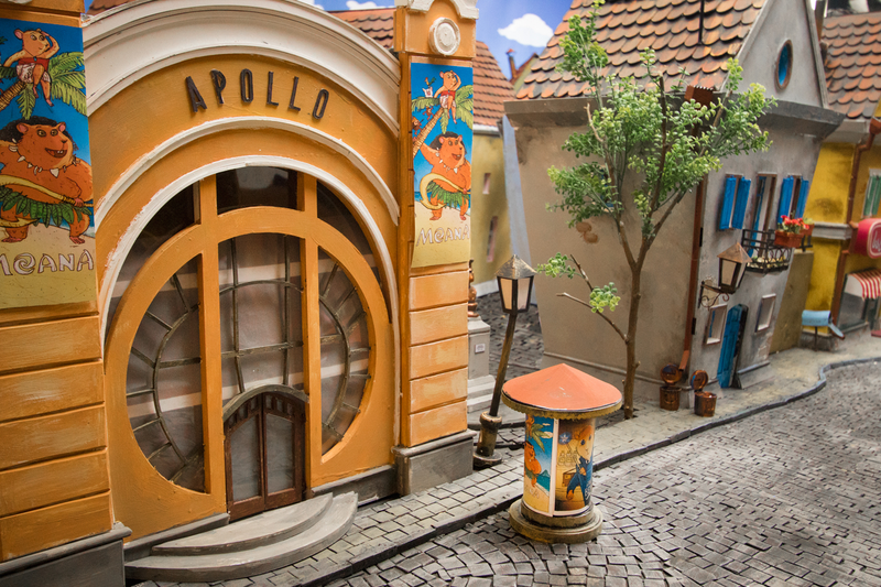 Illustration for article titled El plató más complejo que verás hoy es una ciudad en miniatura creada para una serie protagonizada por hamsters